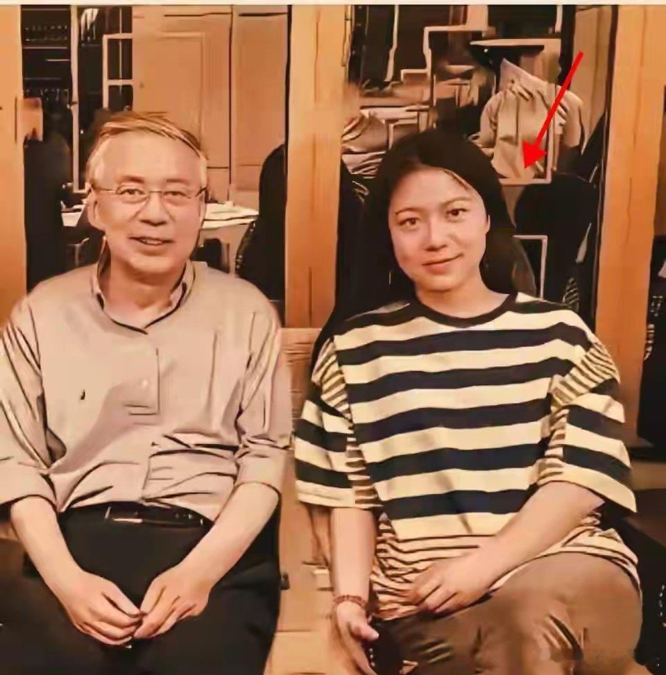 这是翁帆与杨振宁长子的合照，辈分太微妙了 