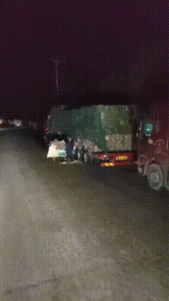 看见你也不敢动他一手指头！
顶多口头告诫一下！

他是寻思东西没人要？批发转零售