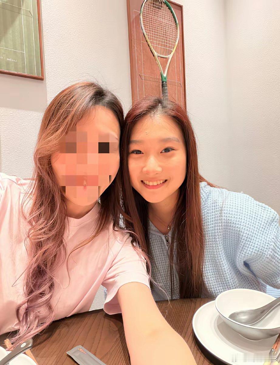 马伊琍女儿爱马又去爸爸文章的店里吃饭了，父女俩感情真好。文章前几日在上海新开的陕