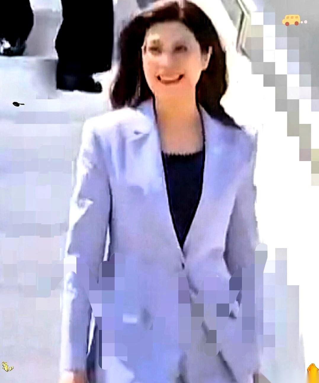 郑丽文这次来大陆，真是有点东西。
别人都是正襟危坐，她倒好，一进清华附中，眼睛就