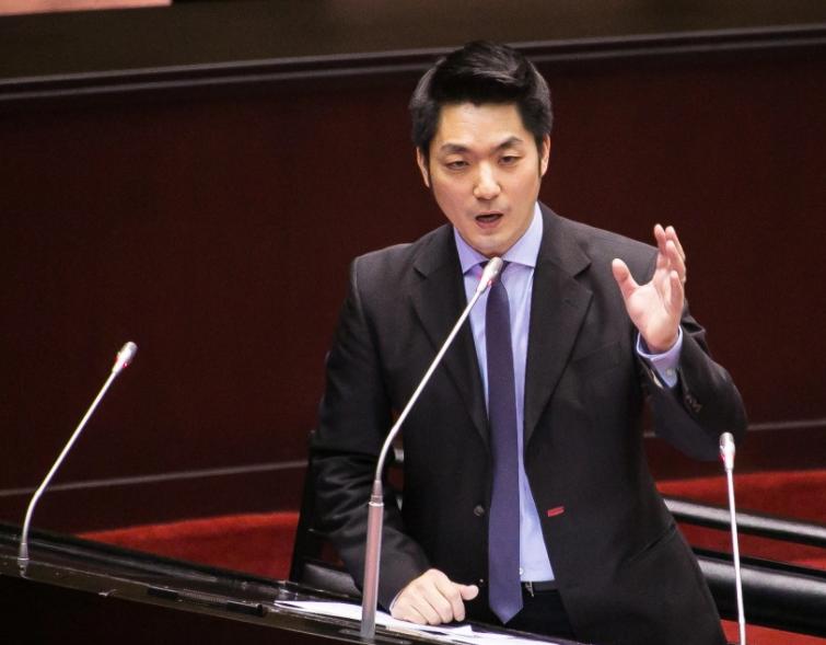 台北市市长蒋万安曾宣称，如果大陆继续在台海进行军机绕台和军演的话，他就要停掉双城