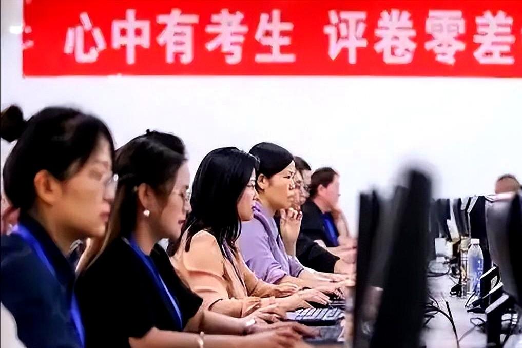 原来高考出题老师才是最惨的人。
接一个神秘电话就得立刻走，手机手表全被收走封存，