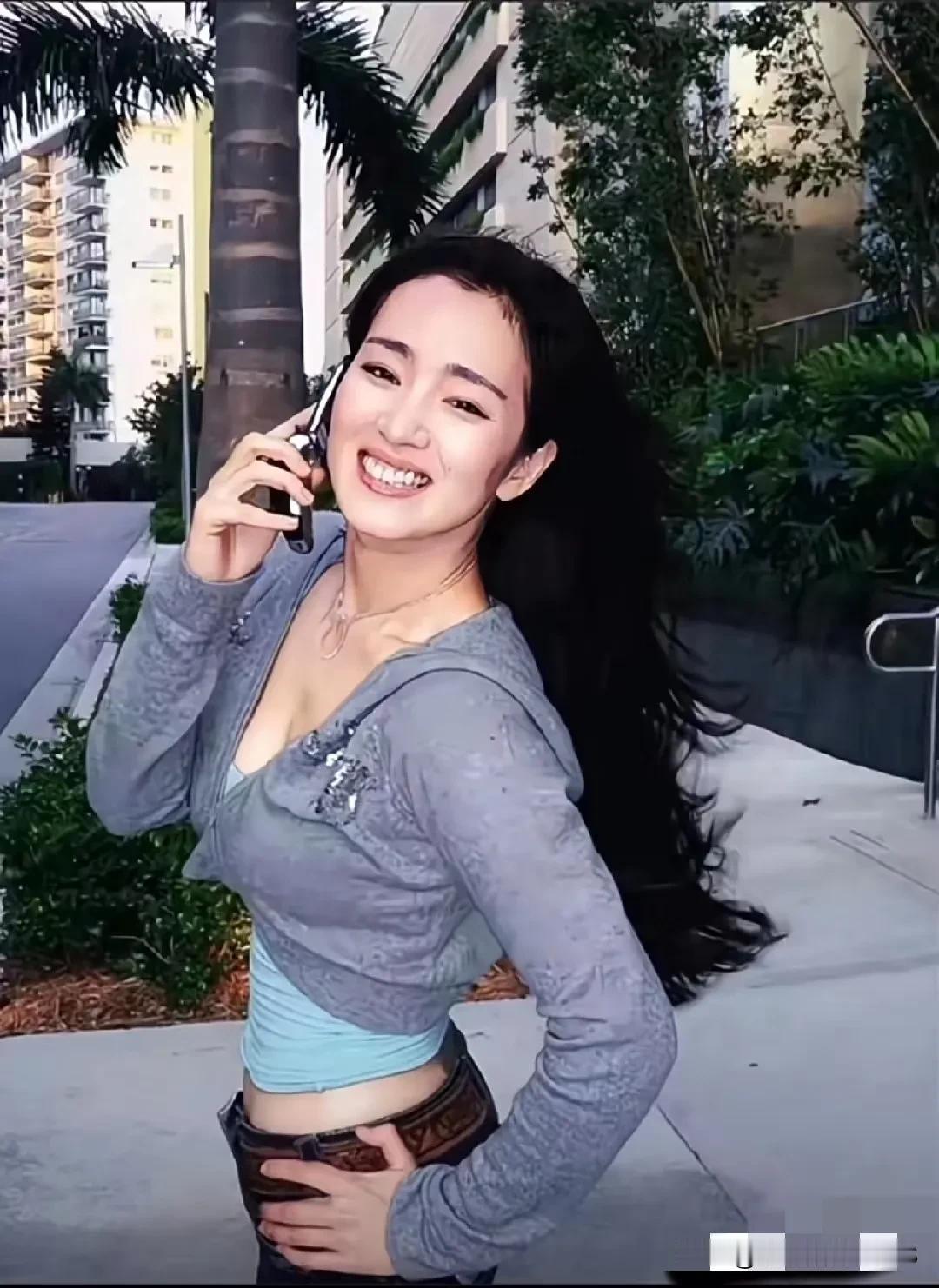 巩俐说，咱们女人啊，不用管花儿的周期长短，咱们自己就是长青树。咱们的美丽，没有季