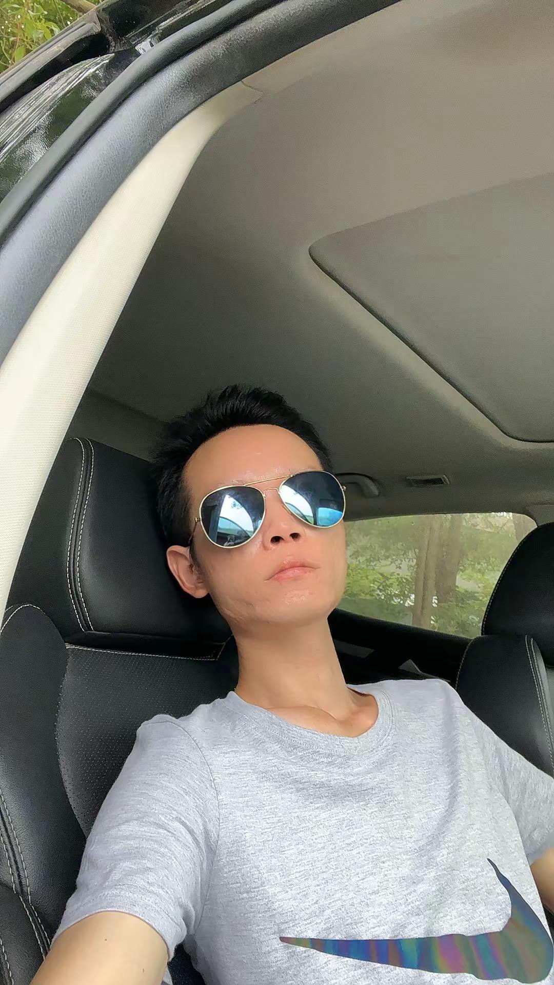 千万不要相信网上说的，什么年轻人不结婚不生娃，这都是毒鸡汤！现实里该谈恋爱的都在