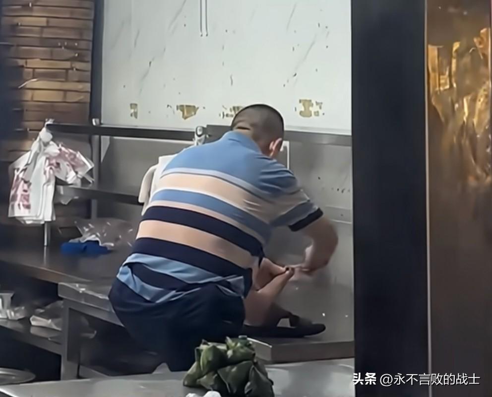 近日，长沙老字号清泉阁包子铺陷入了舆论风暴。

长沙的清泉阁包子铺是一个老字号了