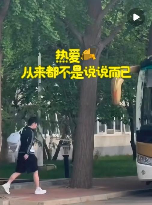 刷到孙颖莎出发伦敦世乒赛前一天的训练路透，瞬间破防了…
 
明天中午就要收拾行李