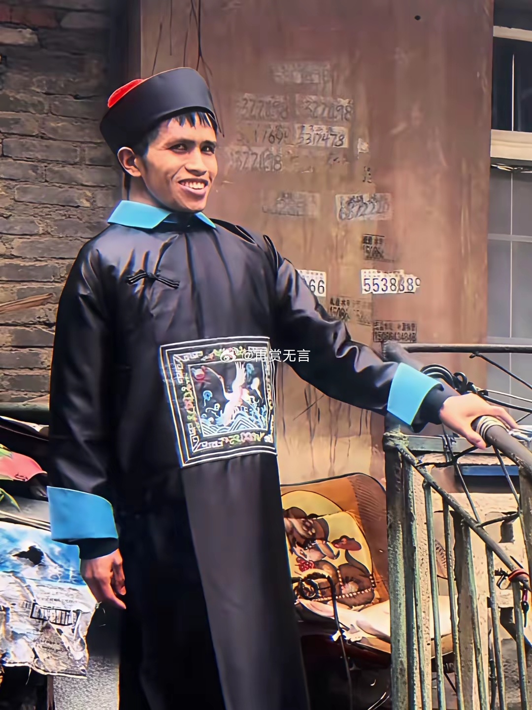 把双手抬平伸直，两脚并拢跳起走… 