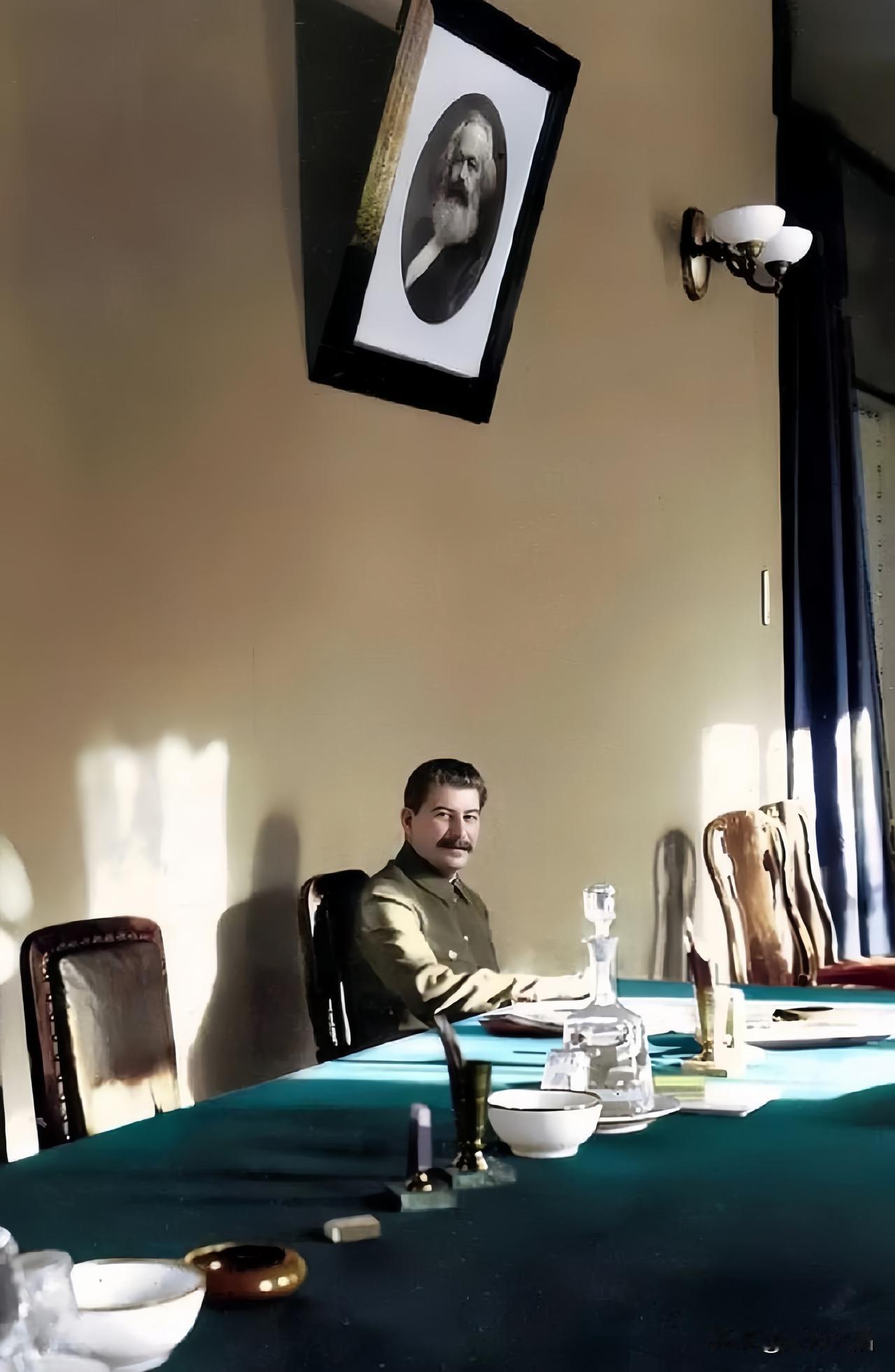 这张拍摄于1932年的照片，定格了苏联历史上的一个重要瞬间，画面中的斯大林54岁