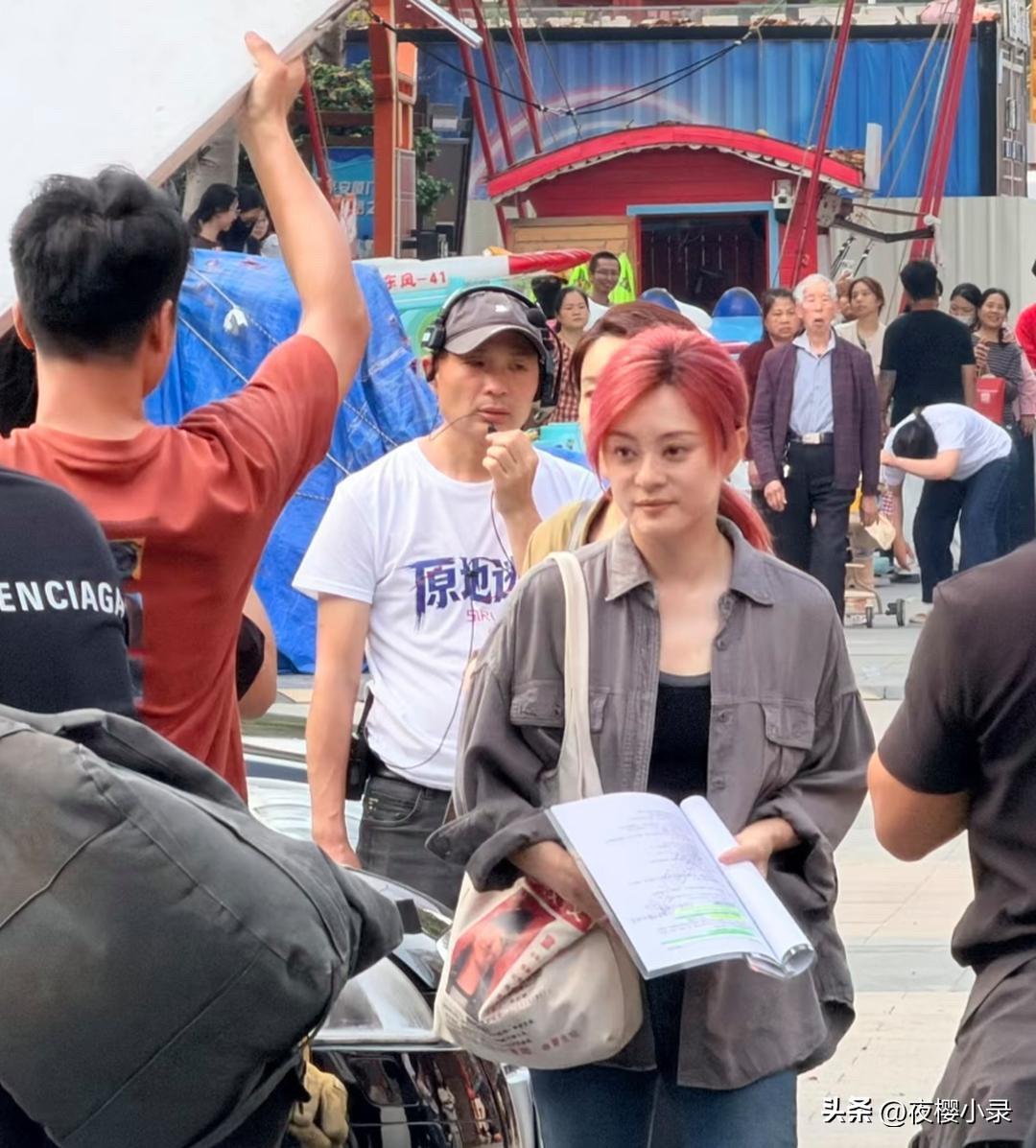 43岁孙俪现身厦门街头拍戏，她染了一头红毛，打扮朴素土气，黑眼圈好重，现实中真人