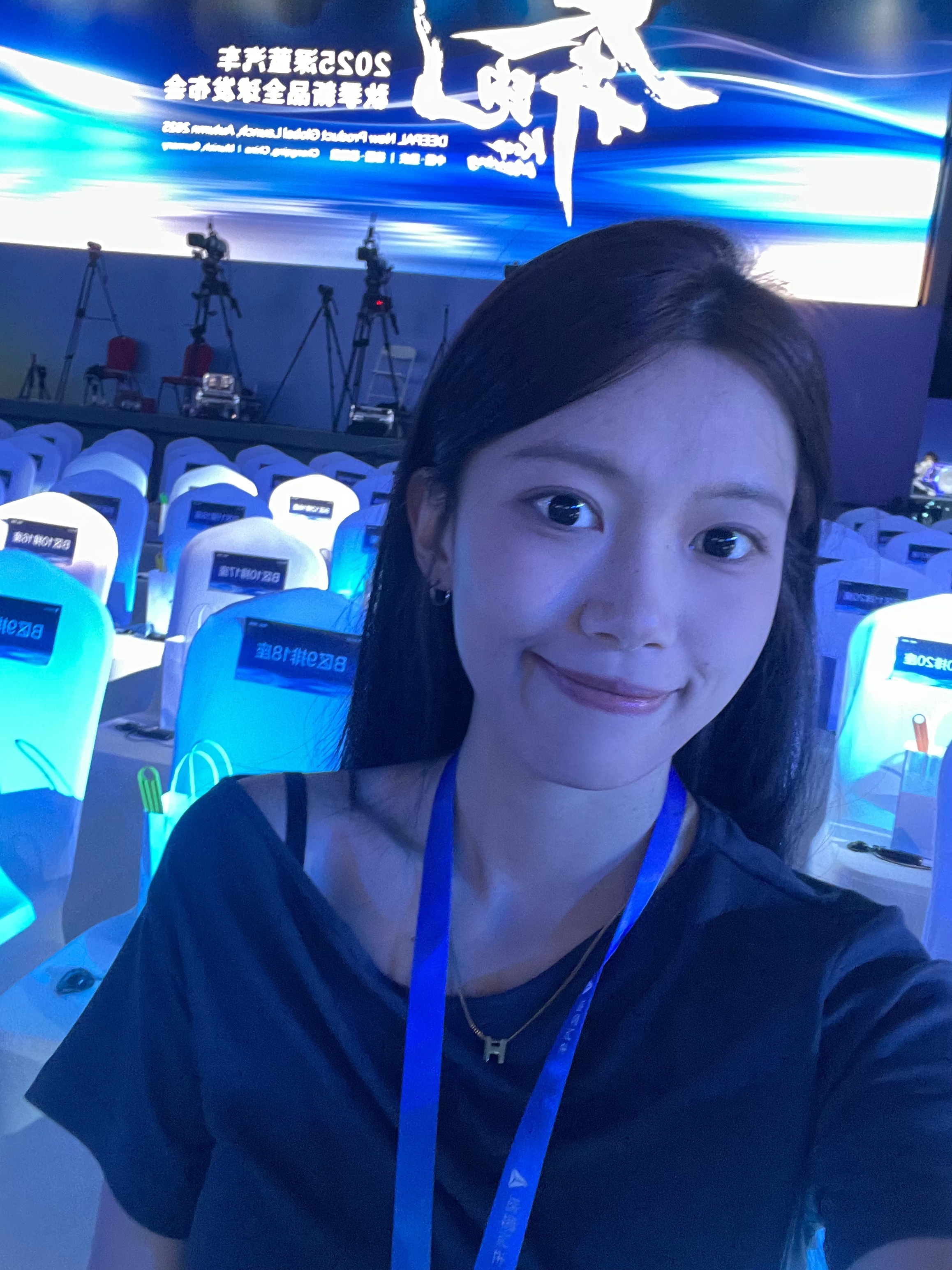 今天又飞到了重庆，去参加深蓝汽车全球新品发布会，深蓝S09的价格来到了23.99