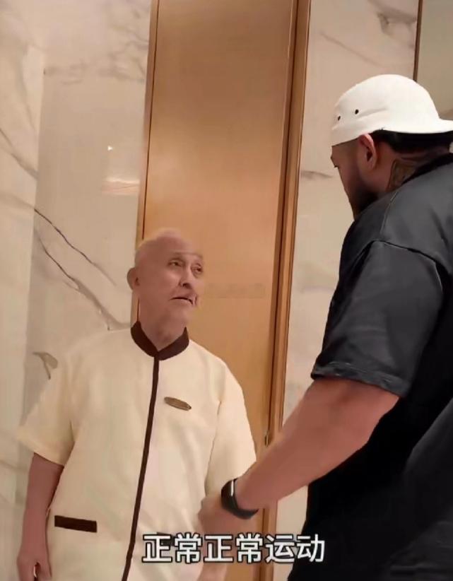 新加坡91岁老人每天工作12小时 ​一位澳大利亚博主采访一位服务员，这位服务员年