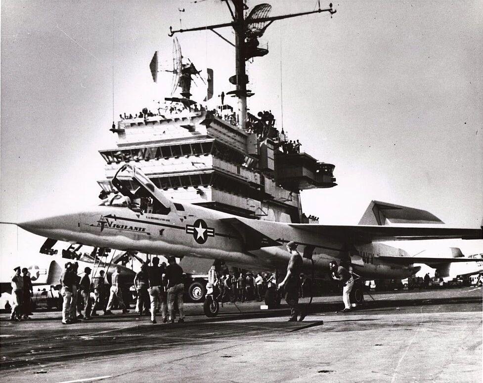 1960年，美国海军“萨拉托加”号航空母舰上的A-5A“民团团员”舰载攻击机，准