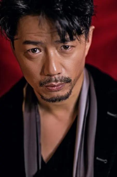 演员，张颂文说，段奕宏是我佩服的一个演员，在白日灼心里，他拍了一个吃饭聊天的戏，