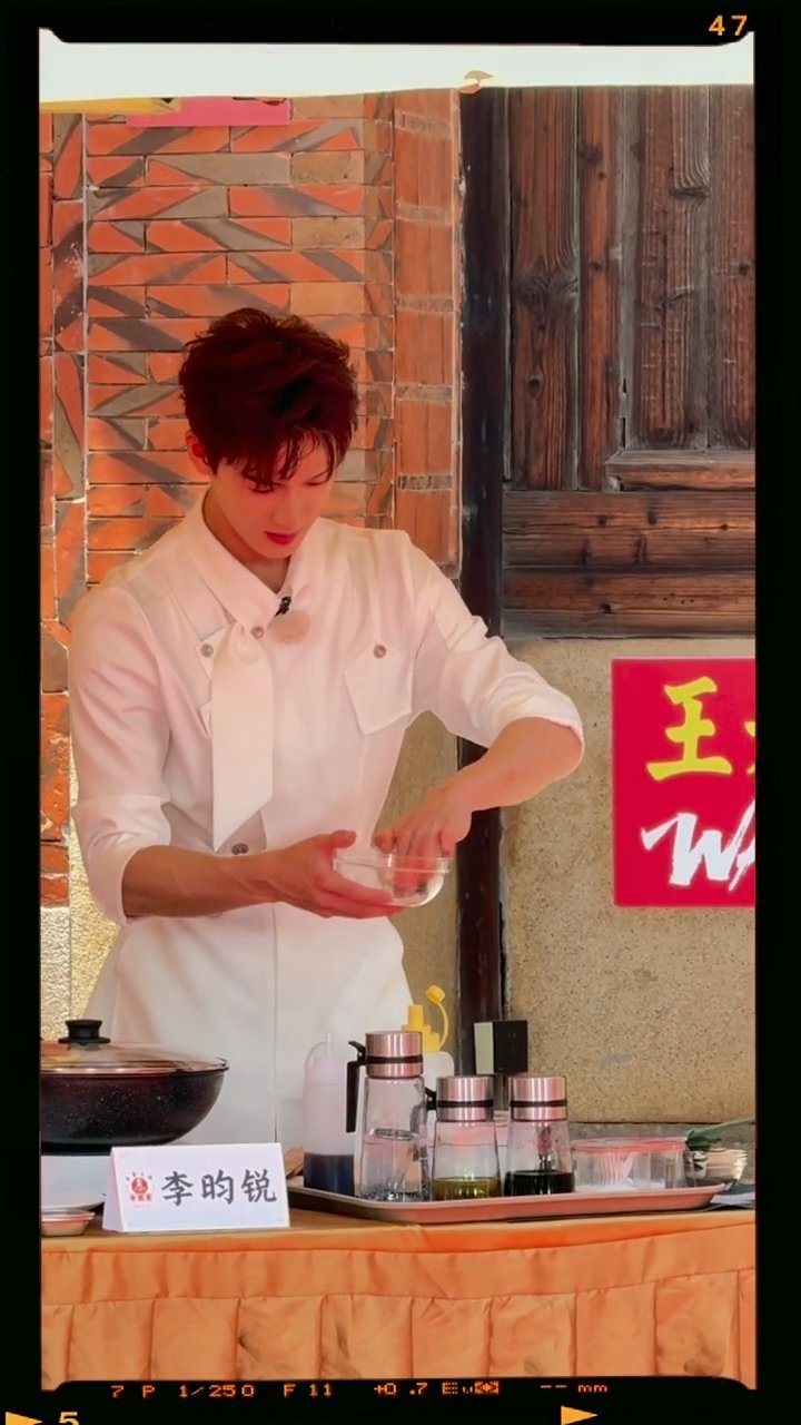 李昀锐在家也做减脂餐奔跑吧厨艺比拼惊现“清流”！李昀锐的拿手菜是水煮鸡胸，低脂又