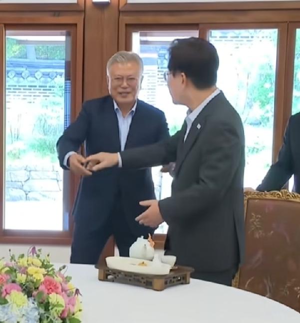 李在明邀请文在寅在青瓦台午餐，3个细节：
1、谁坐主位二人还客套礼让，虽然吃的分