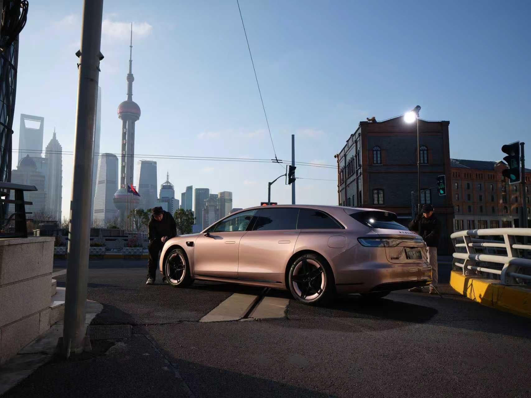 我说谁占了我们经常拍摄的地儿，定睛一看，是享界S9T粉色！是粉色，没看错。而且这