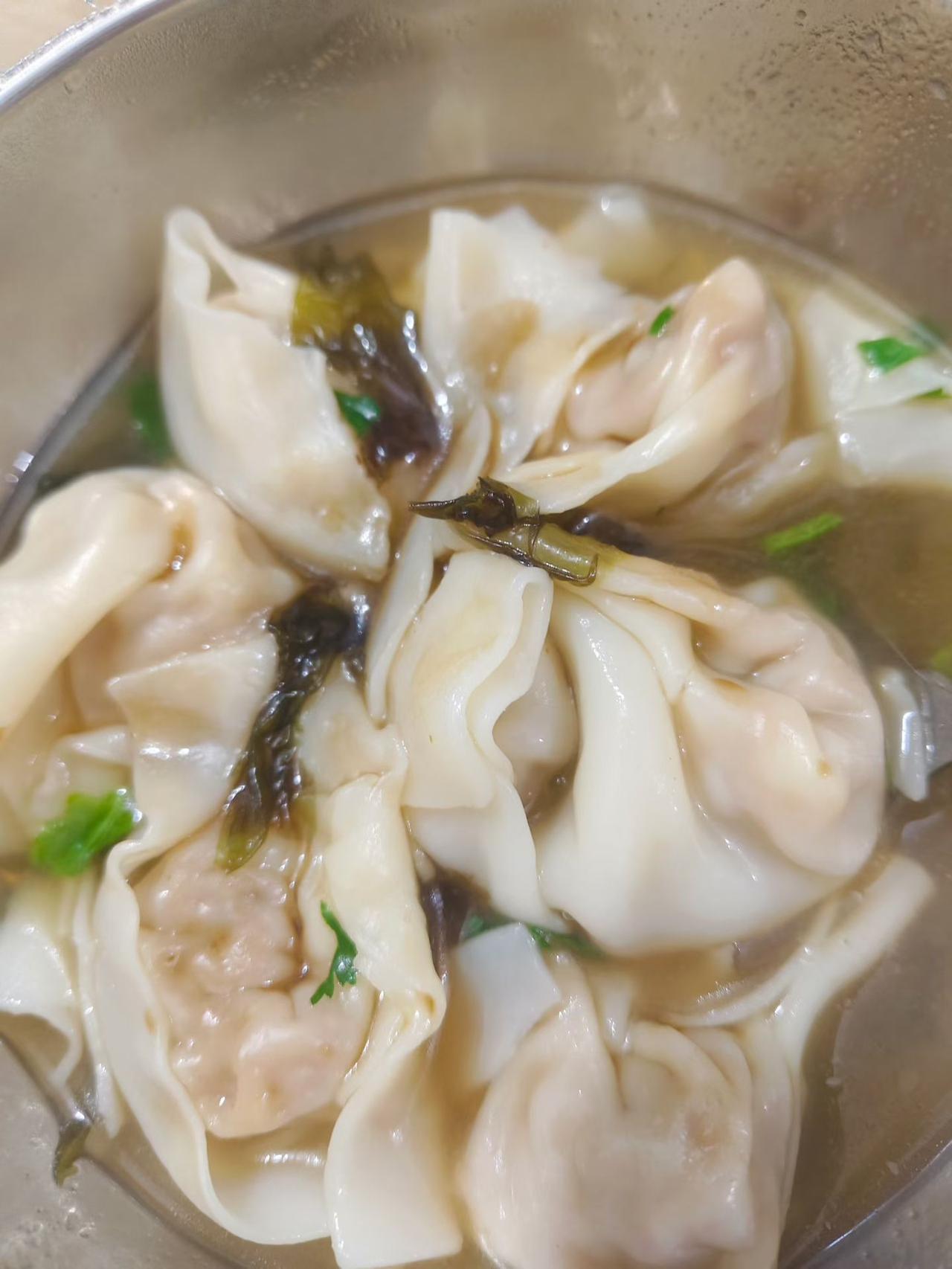 “人间烟火气，最抚凡人心。”开始着手准备馅料。将猪肉洗净剁碎，加入葱姜、生抽、盐