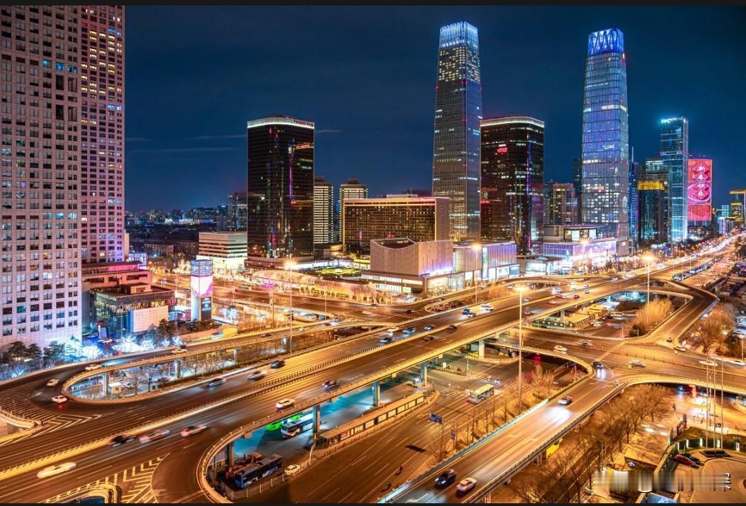 上联：看世界繁华
下联：品人生百味