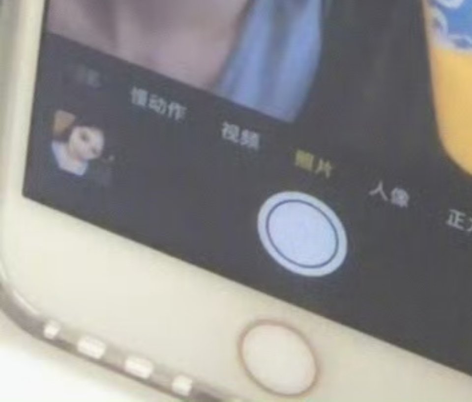 怎么还藏了一张怼脸自拍！ 