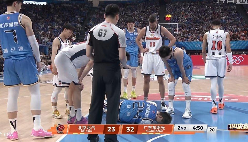 赵睿受伤，北京队亮出双小外阵容了，不好防啊，广东队需要顶住这段时刻 北京男篮vs