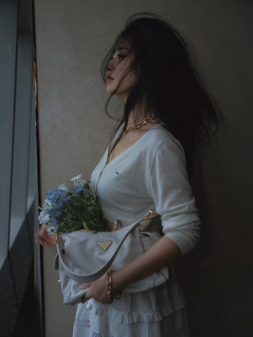 朱珠捧花回眸 这是什么神仙名场面！朱珠捧花回眸的样子，完美诠释了什么叫“一眼万年