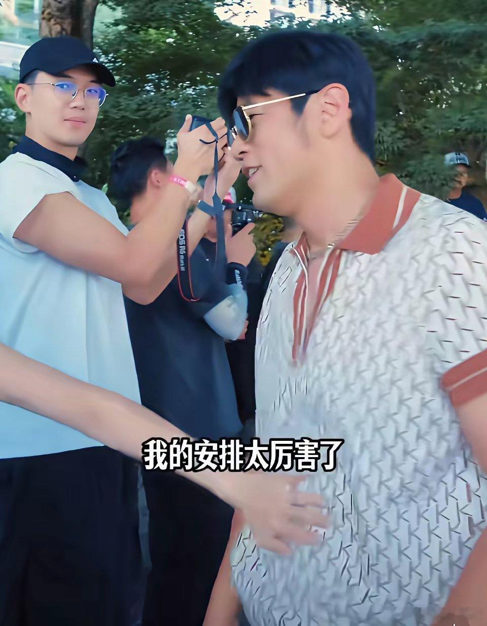 周杰伦刚帮朋友策划完求婚，觉得自己简直是“最佳导演”，正臭屁着呢，下一秒就被昆凌