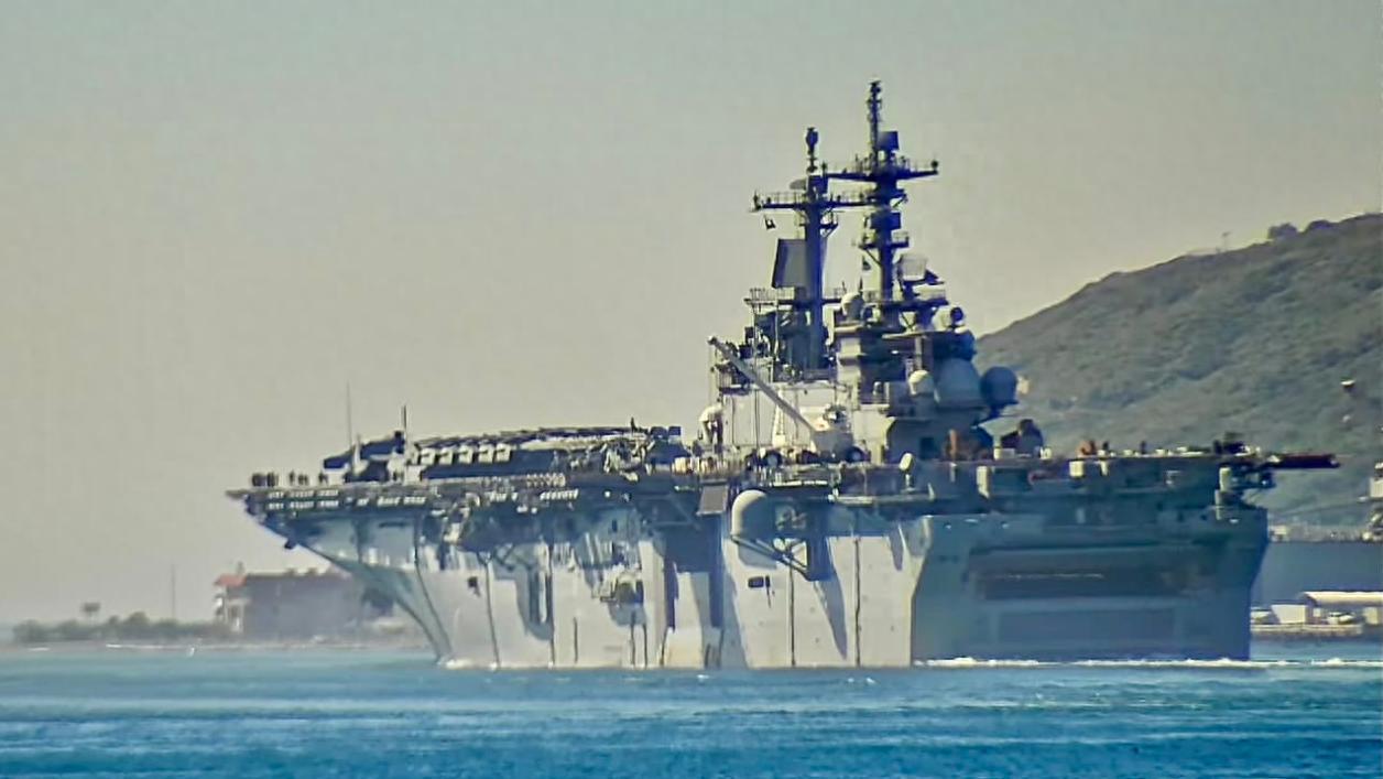 两个信号同时出现，说明一件事：特朗普要动真格了

别人再怎么嘴上喊谈判、释放信号