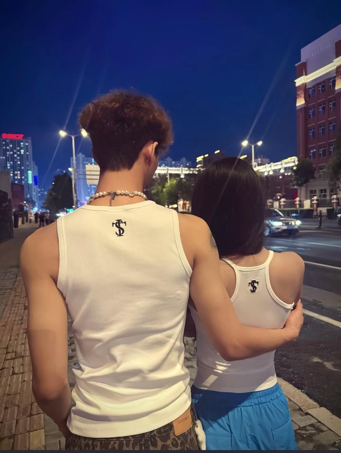 和男朋友穿同款背心出门逛街啦 ​​​