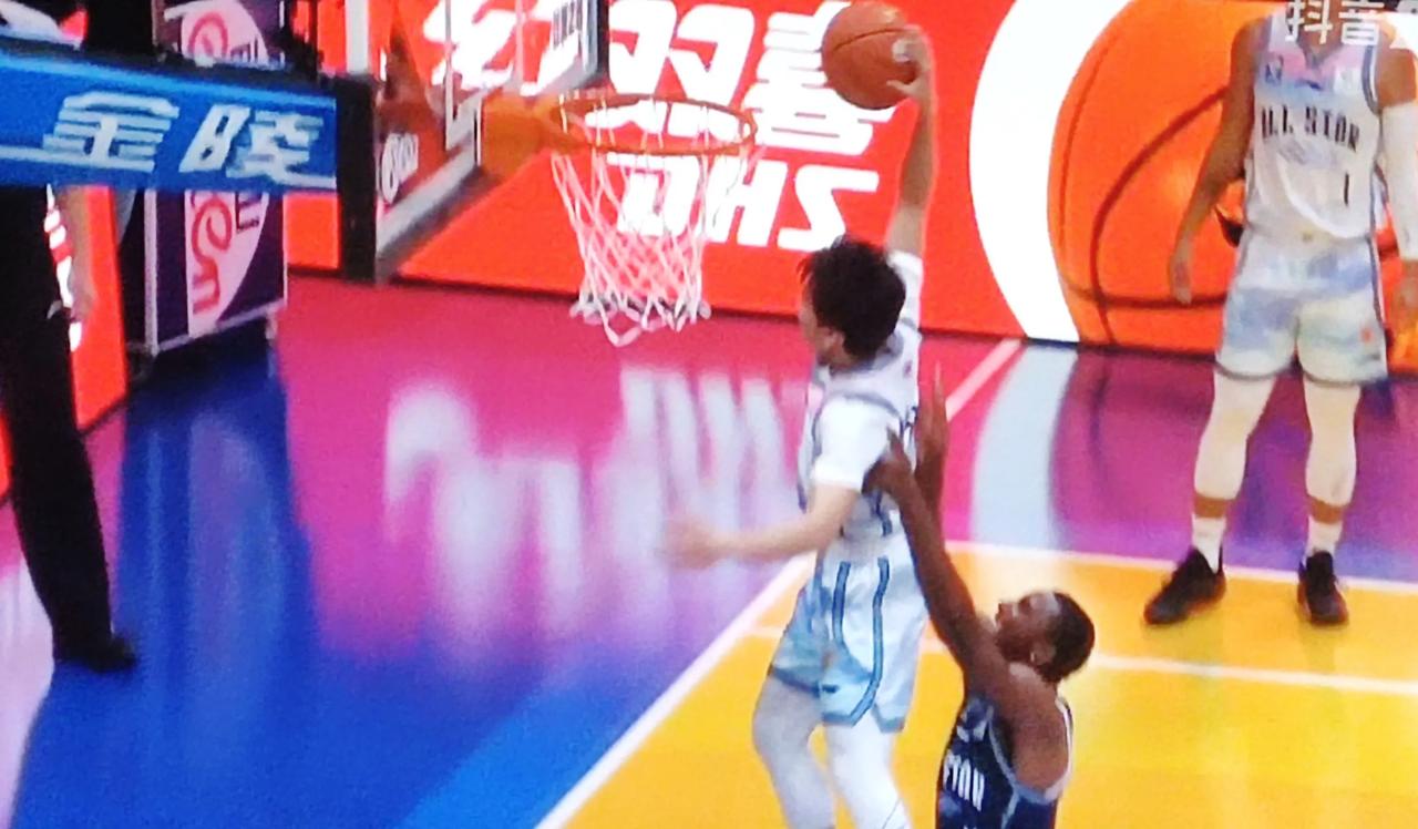 全明星看到这个画面，迪亚洛助力徐杰单手扣篮，此刻看着迪亚洛，顿觉顺眼很多。
一方