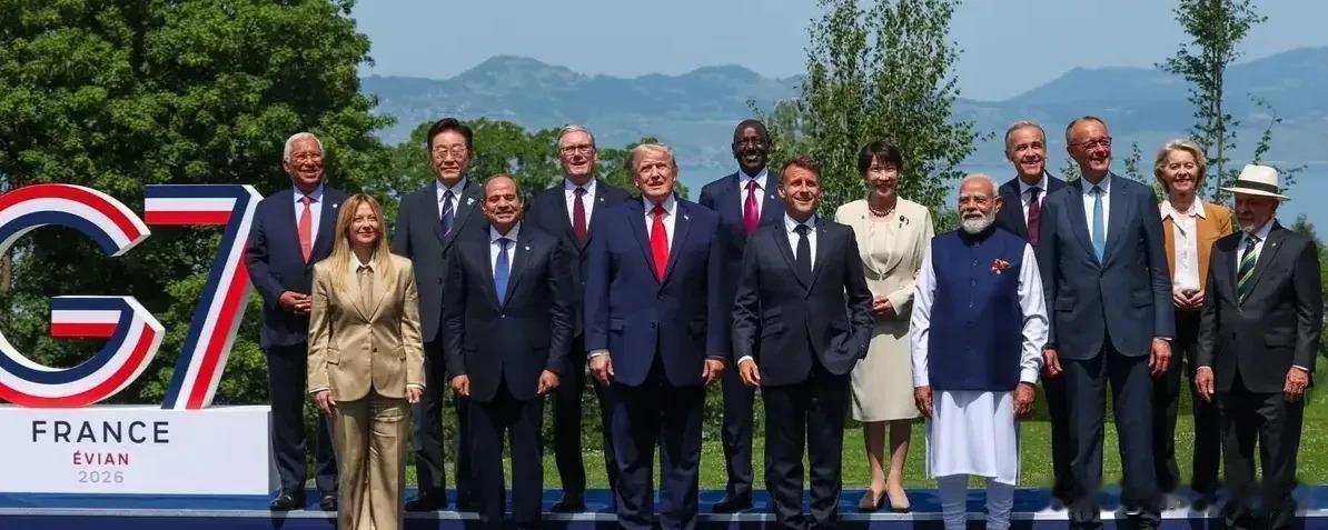 每次G7峰会的大合照放出来，都有一种微妙的违和感。真不明白，怎么哪里都有他！穿着