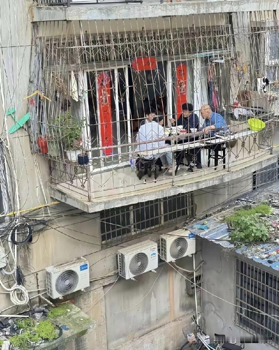这到底是防什么，为什么他们要把自己关在铁笼子里。
这样真的住的习惯吗？以前吧，装