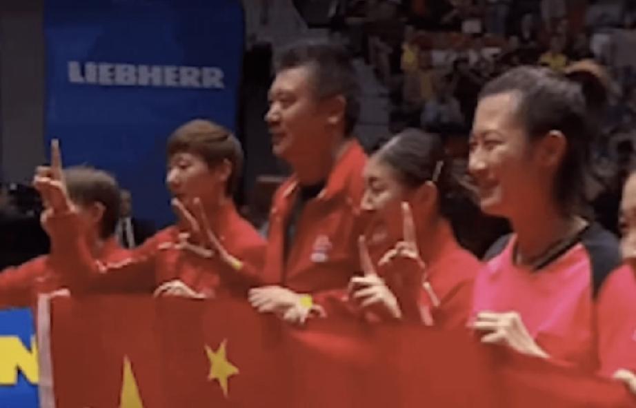 果然运动员都有第一情节。
原来当时合影还有这个小插曲。
中国女队夺冠，在国旗后合