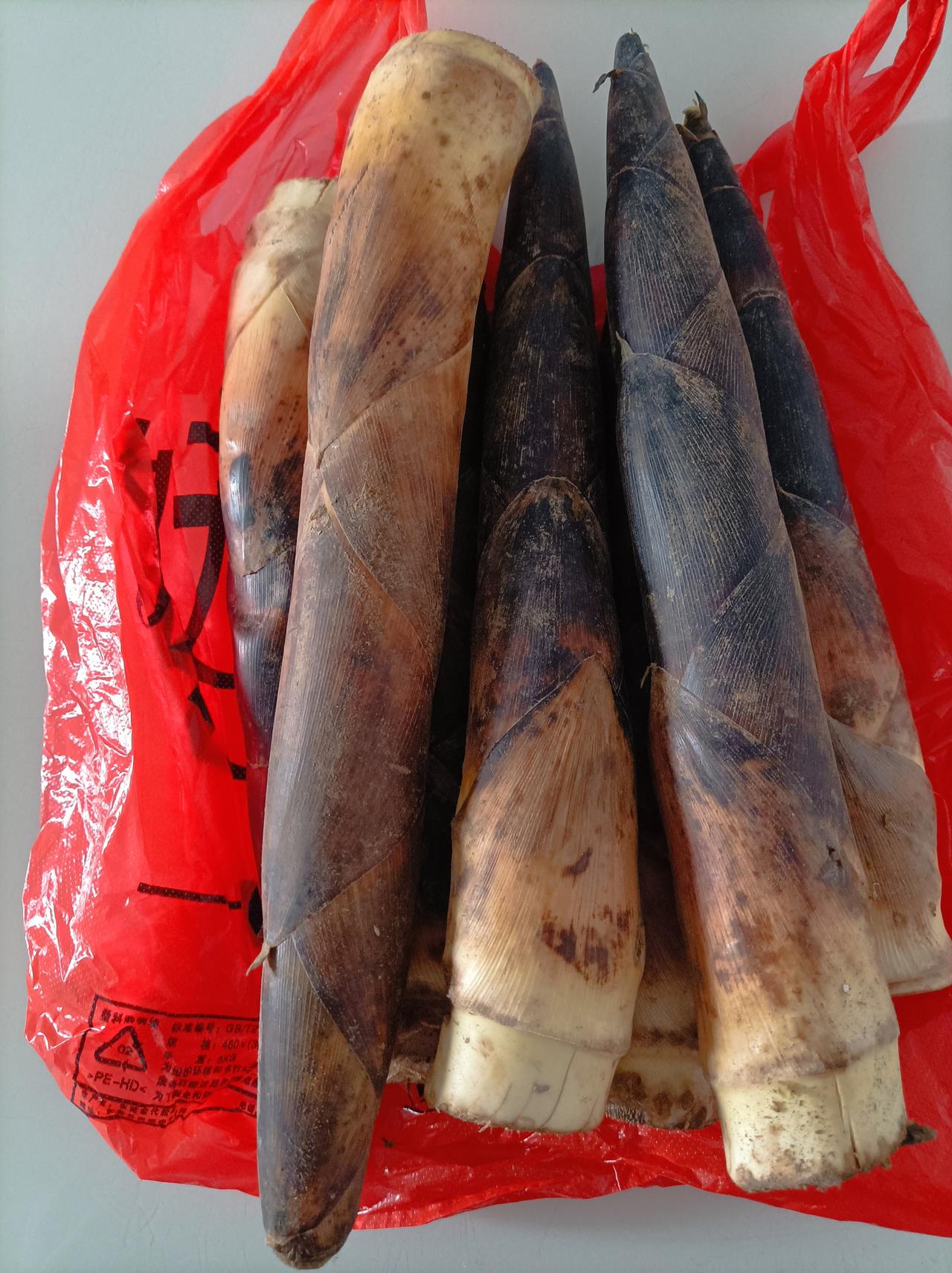 春天的第一口鲜昨天刚从老家寄过来的雷笋，是我们家小叔子亲手种起来的，一挖了就绐我