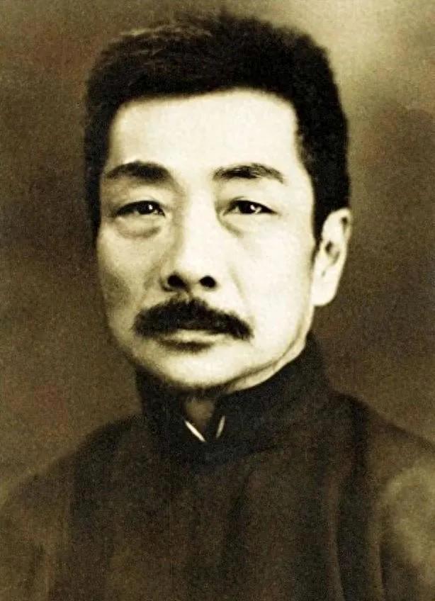 鲁迅正在开会，特务突然闯了进来，问，谁是鲁迅？鲁迅淡淡的说，我们这里没人叫鲁迅。