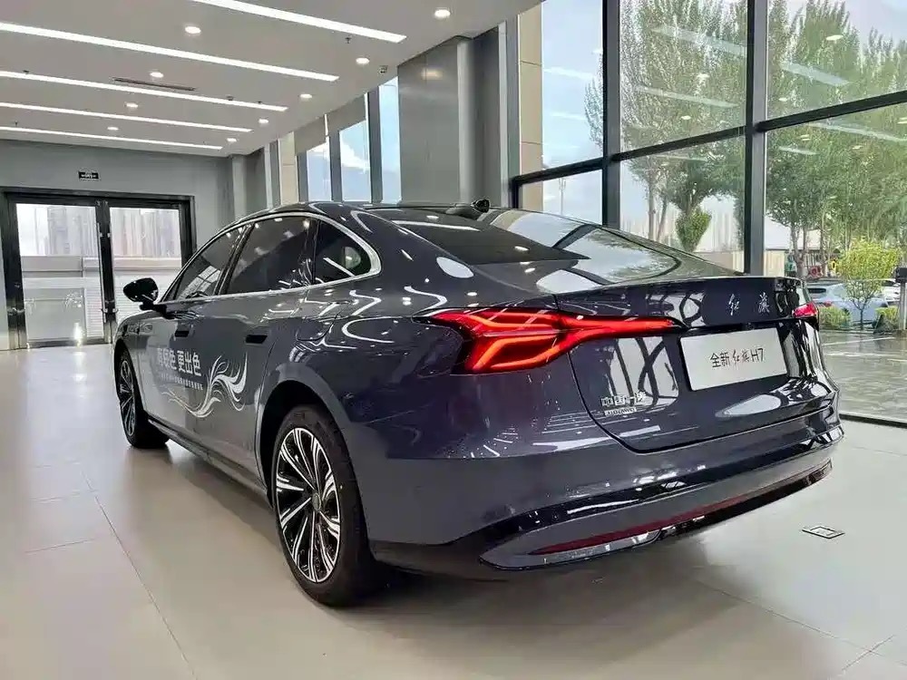 红旗H7 PHEV 插混轿车：2.0T插混架构，纯电续航200km，日常通勤纯电