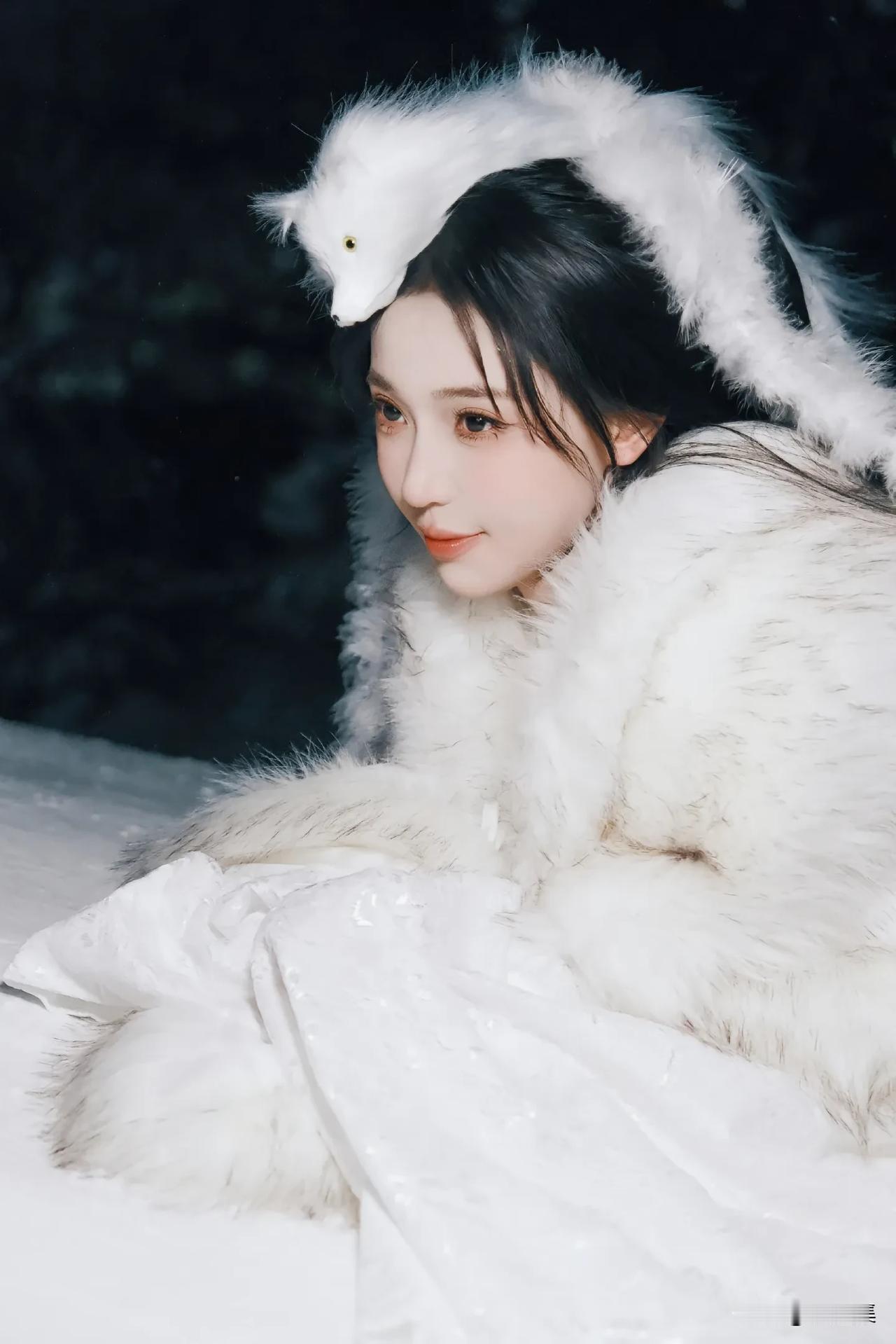 冬日雪景中的可爱萌宠，毛茸茸的白色外套，萌化你的心！🌨️🐾💕