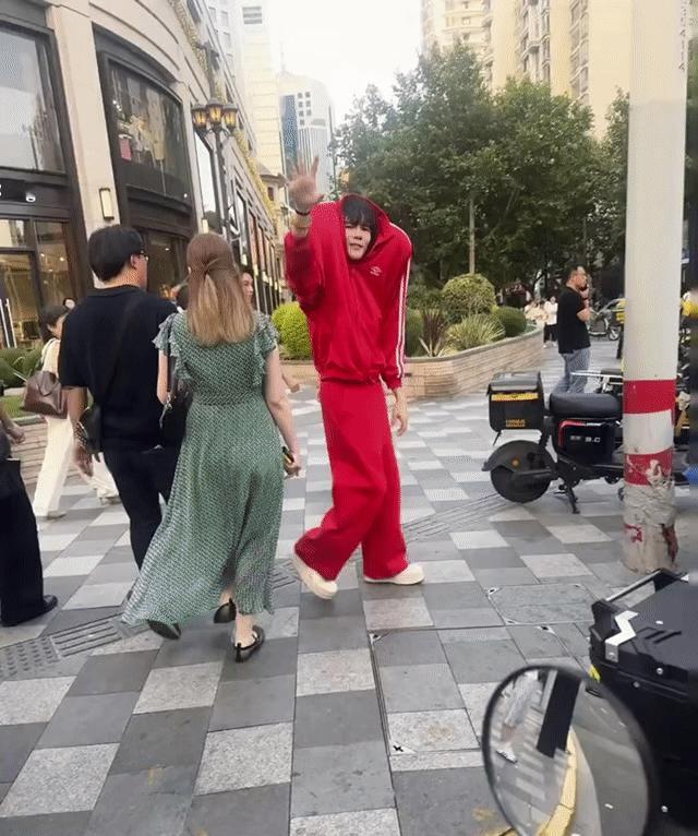 离了向佐谁还逗我笑向佐最近是解锁了"街头喜剧人"模式吗？昨天穿得像棵圣诞树在商场