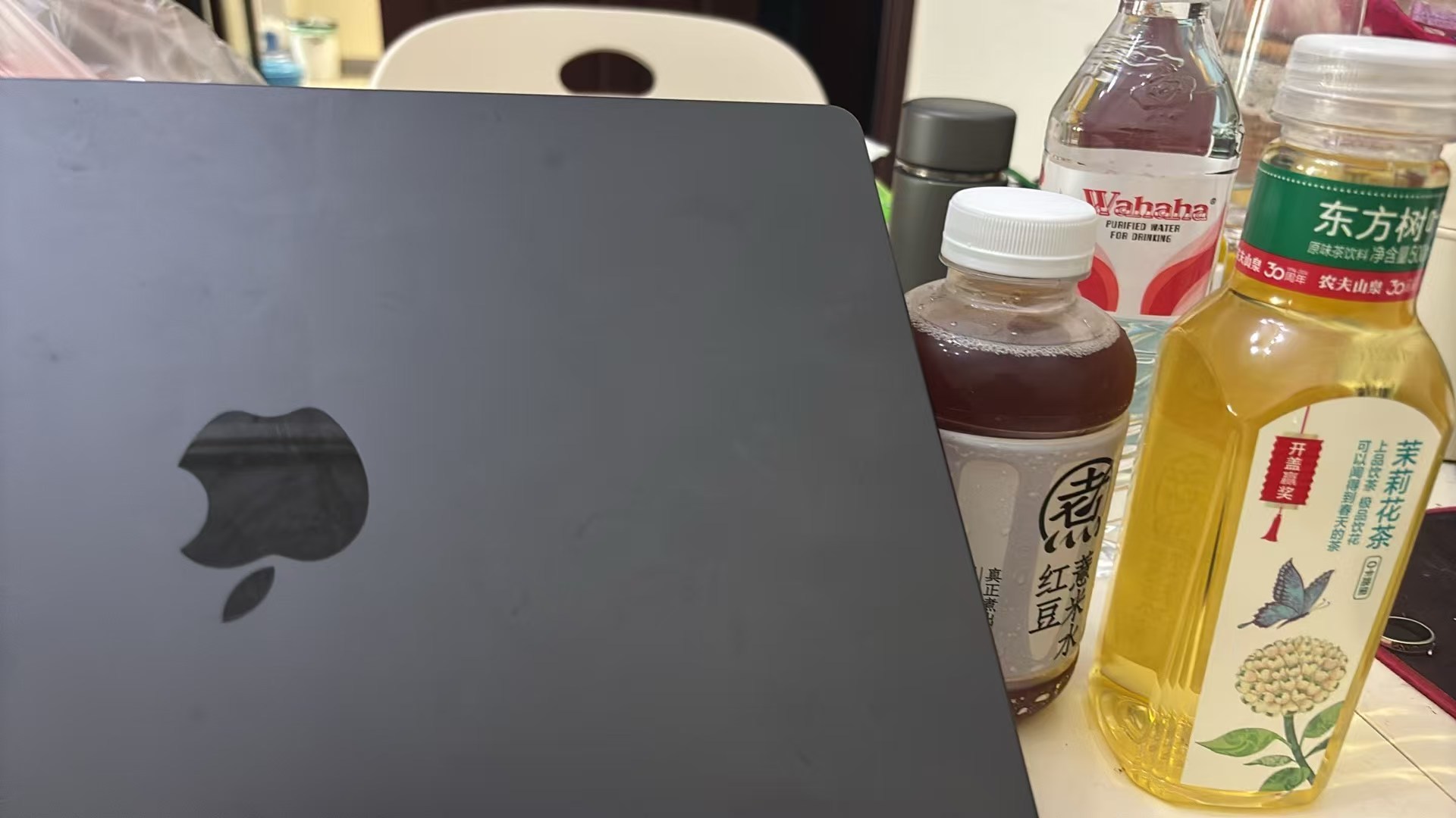拆解2026饮品消费趋势，最大的核心变化就是全民去糖化。冰柜饮料C位大洗牌 传统