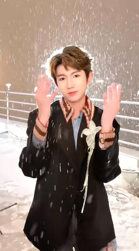 王源cha的初雪王源雪夜跳初雪  王源雪夜跳初雪，王源cha的初雪，谁懂一整个有