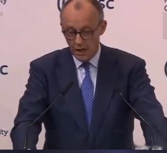 “中国通过多年的战略耐心奠定基础。在可预见的未来，中国将能够在军事领域赶上美国。