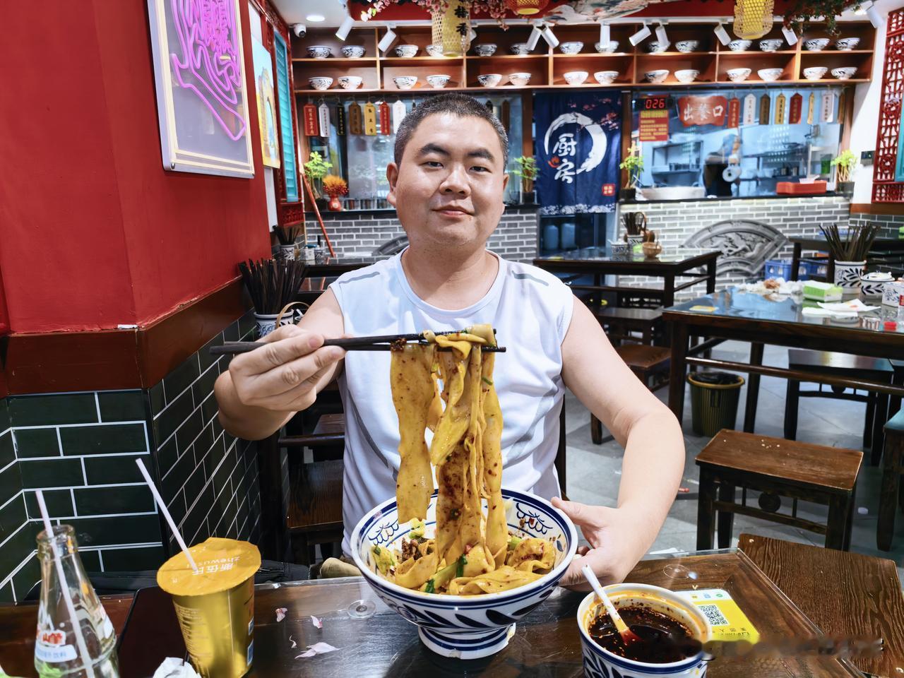 下午，在陕西历史博物馆对面，品尝秦椒香biangbiang面。来一大碗秦川黄牛肉