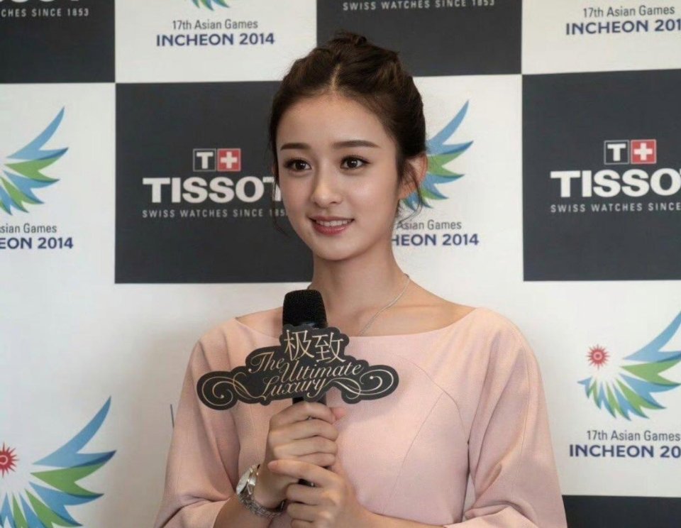 赵丽颖笑容温婉、眼神清澈，尽显初露锋芒时的青涩与自信，“天生丽质、不靠浓妆亦能惊