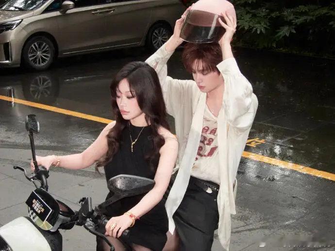 黄明昊万妮达合照万妮达晒了与黄明昊合照🈶~万妮达晒与黄明昊合照寻宝藏小分队里两