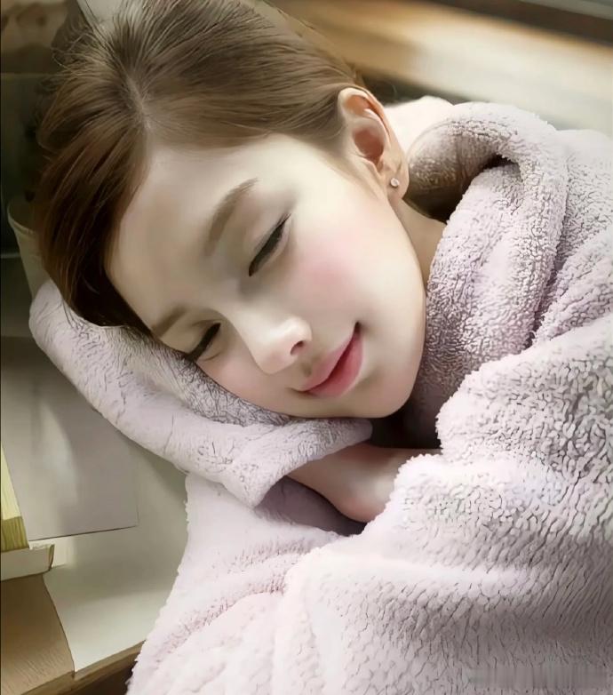 🛌和闺蜜睡觉，是温馨画卷。相拥而眠，分享着小秘密，梦里也带着彼此的笑。那安心模