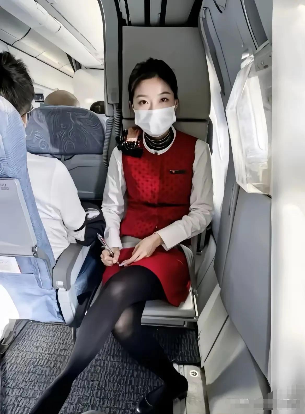 这位空姐在听旅客诉求，一边听一边用笔记，耐心的听旅客喋喋不休的讲，看着好温馨的画