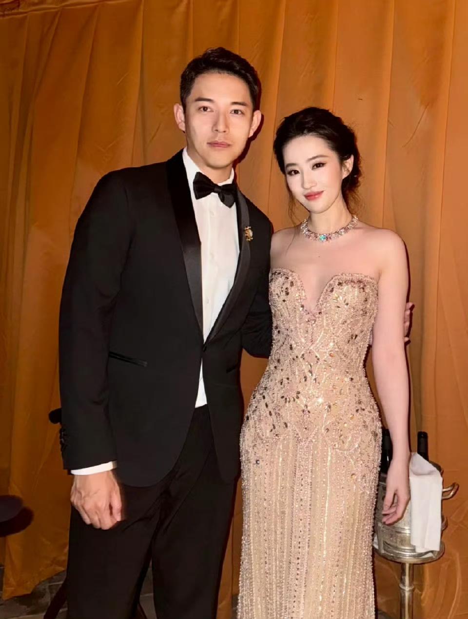 一直以为这个帅哥是个网红，没想到居然是霸道总裁——嘉人CEO，儒雅绅士。

为数
