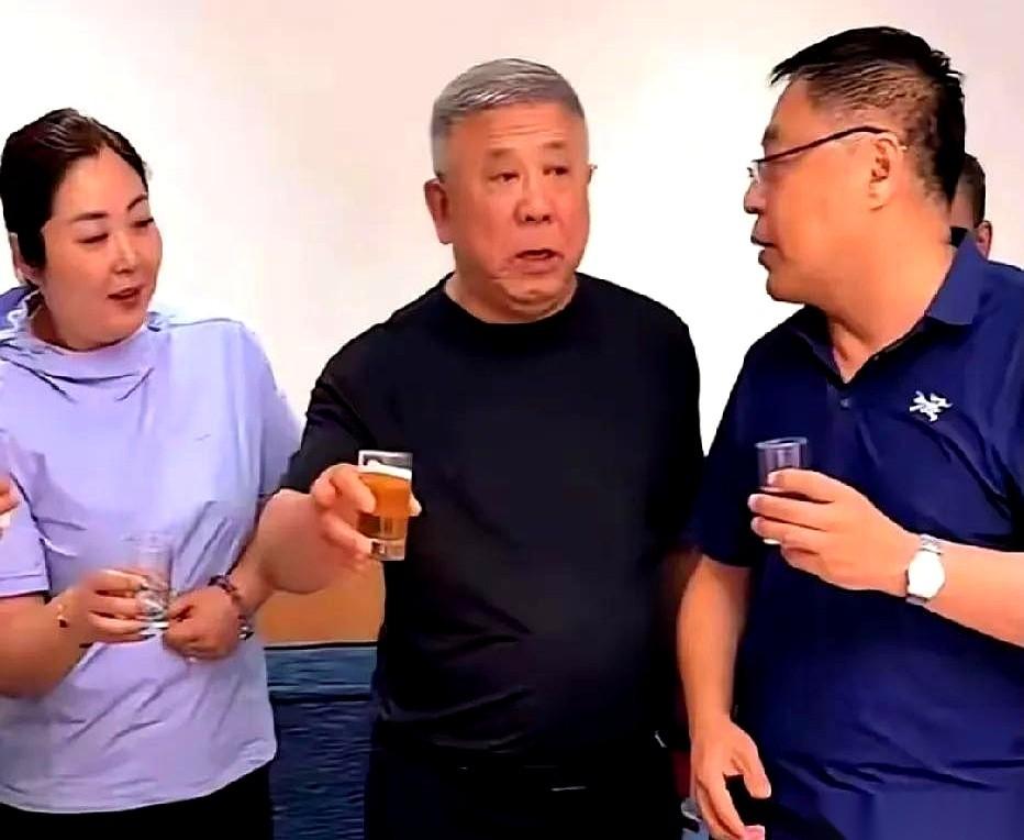 说到老戏骨程煜，你可能想不到，荧幕上那个气场两米八的狠人，私下里，一桌人喝白的，