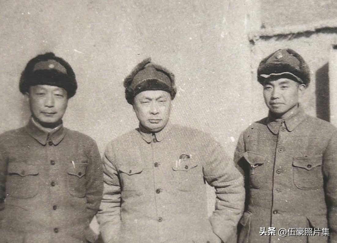 1947年12月，陈毅在阜平与聂荣臻（左一）、萧克（右一）留下了这张珍贵合影。当