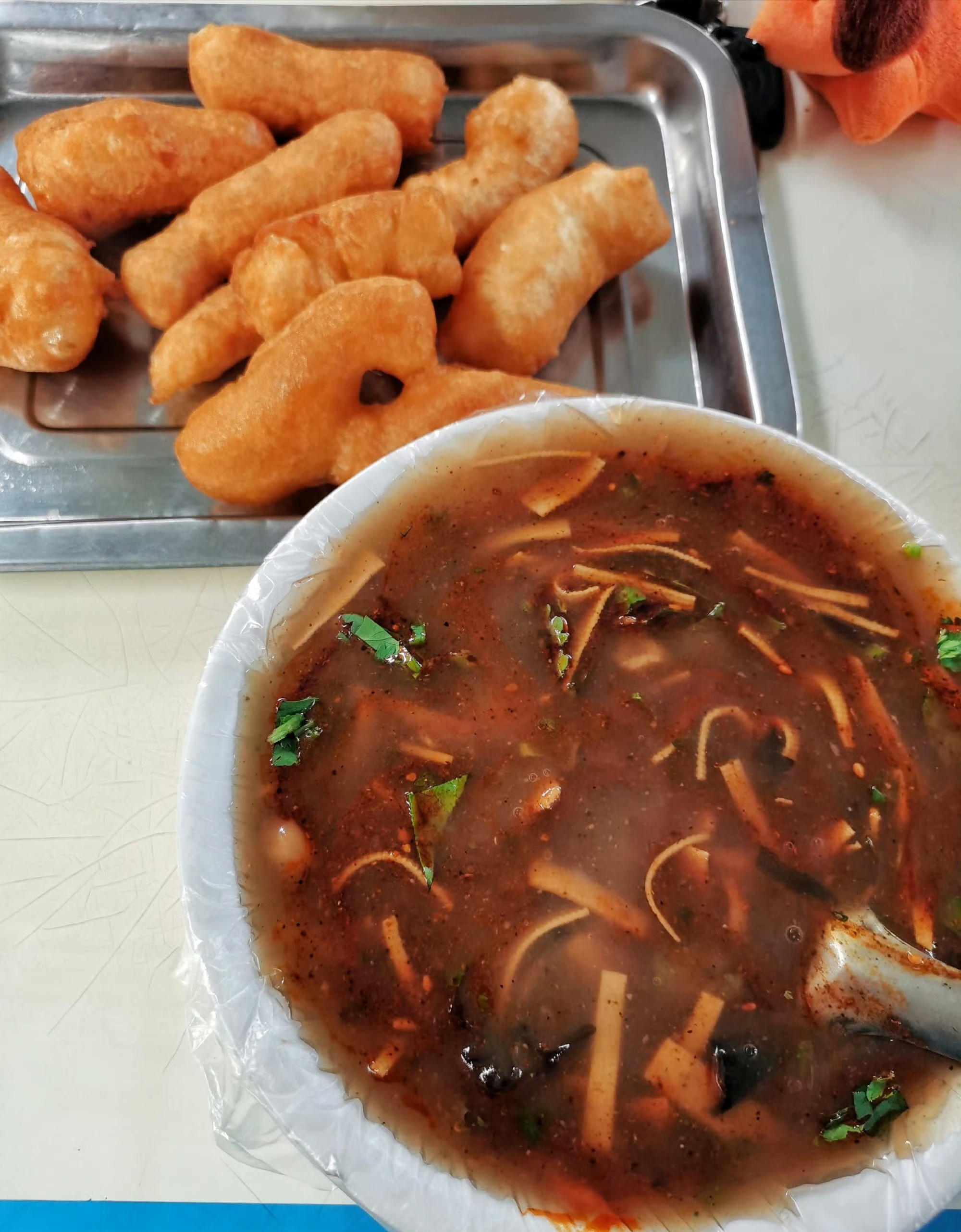 早安，新的一天，早餐吃起来。西班牙夺冠游行