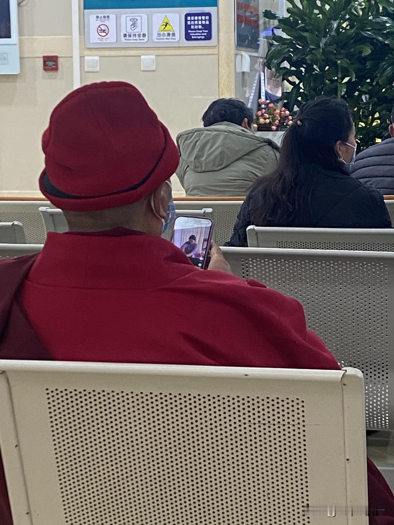 在医院这方小小的等候区里，无论你是身披绛红僧袍、勘破过世间诸多执念的修行者，还是